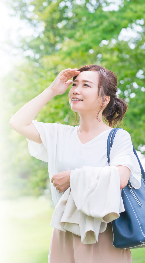 日差しを受ける女性